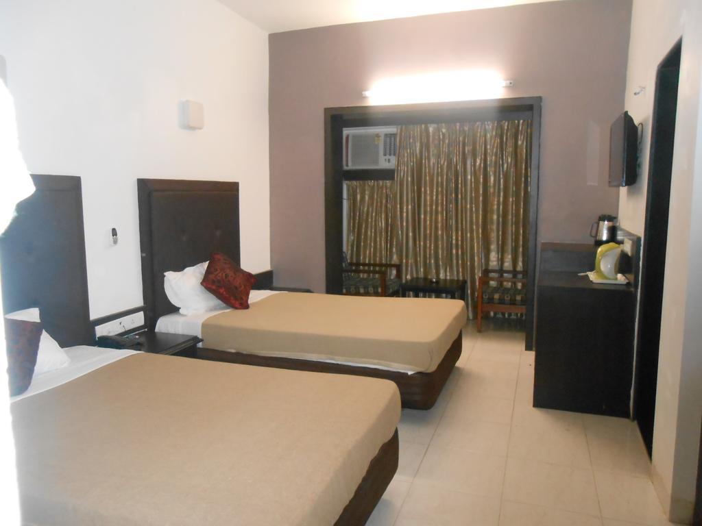 Bollywood Sea Queen Beach Resort Betalbatim Habitación foto